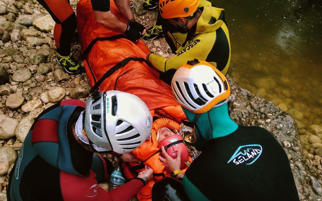 Equipo multidisciplinar de SOS Montaña realizando tareas de rescate en las clases prácticas de los cursos